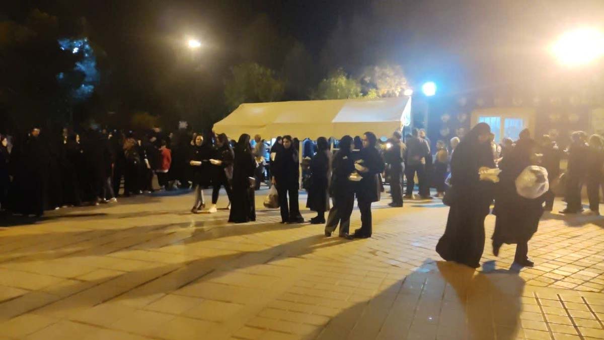 پذیرایی از مهمانان شهدا در بهشت زهرا تهران