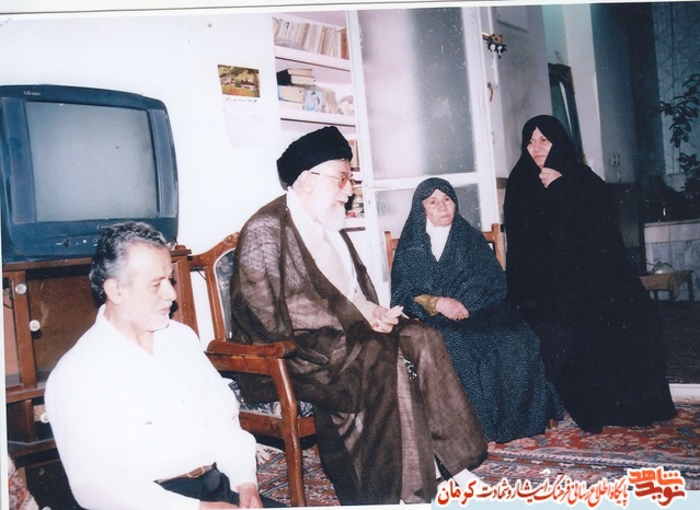 تشریف مقام معظم رهبری درمنزل مادرشهیدان سیف الدینی