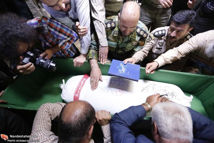 مراسیم الوداع مع الشهید حسین ادیبان بمقبرة شهداء طهران