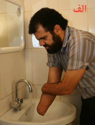 گزیده احکام رساله مصور جانبازان؛ احکام وضو (10) مراحل وضوی کسی که هر دو دستش از مچ قطع شده است گزیده احکام رساله مصور جانبازان؛ احکام وضو (10) مراحل وضوی کسی که هر دو دستش از مچ قطع شده است