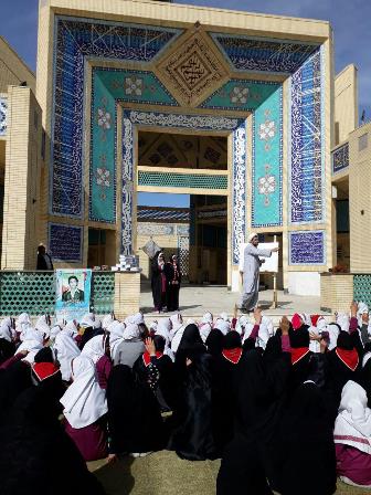 دانش آموزان دبستان شاهد ابرکوه آرم مدرسه خود در کنار مزار شهید آدمی با شن ریزه درست کردند + گزارش تصویری دانش آموزان دبستان شاهد ابرکوه آرم مدرسه خود در کنار مزار شهید آدمی با شن ریزه درست کردند + گزارش تصویری