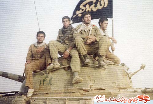 حاجیه خانم ایران حجتی مادر شهید مهندس حسین ناظم به فرزند شهیدش پیوست حاجیه خانم ایران حجتی مادر شهید مهندس حسین ناظم به فرزند شهیدش پیوست