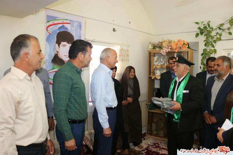 دیدار خادمان امام رضا(ع) با خانواده شهدا شهرستان خاتم + تصویر دیدار خادمان امام رضا(ع) با خانواده شهدا شهرستان خاتم + تصویر