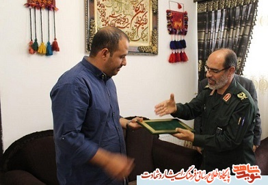 قدردانیِ سردار کریمیان از مادری که یاد شهید حججی را زنده کرد قدردانیِ سردار کریمیان از مادری که یاد شهید حججی را زنده کرد