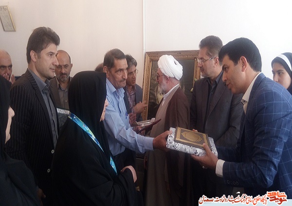 اهدای مدال نقره تکواندو جهان به خانواده شهید اهدای مدال نقره تکواندو جهان به خانواده شهید