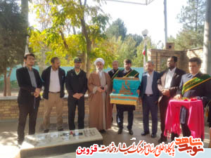 خادمین جمکران گلزار شهدای بوئینزهرا را گلباران کردند خادمین جمکران گلزار شهدای بوئینزهرا را گلباران کردند