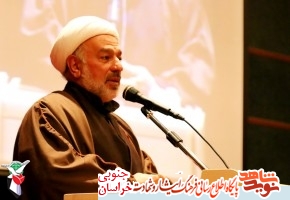 شخصیت امام خمینی (ره) از رهبران جهان متمایز است