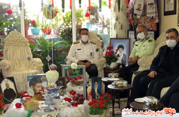 تکریم خانواده شهدا منجر به پایداری فرهنگ شهادت و مقاومت میشود تکریم خانواده شهدا منجر به پایداری فرهنگ شهادت و مقاومت میشود