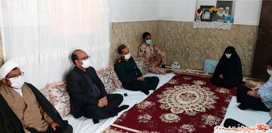 دفاع مقدس یادآور حماسه ایثار و جانفشانی ملت ایران است دفاع مقدس یادآور حماسه ایثار و جانفشانی ملت ایران است