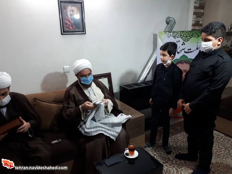 حضور نماینده مقام معظم رهبری در منزل شهید امر به معروف شهید محمد محمدی حضور نماینده مقام معظم رهبری در منزل شهید امر به معروف شهید محمد محمدی