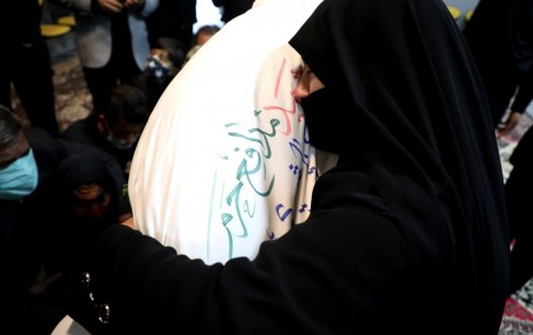 دیدار مادر شهید مدافع حرم با پیکر فرزندش