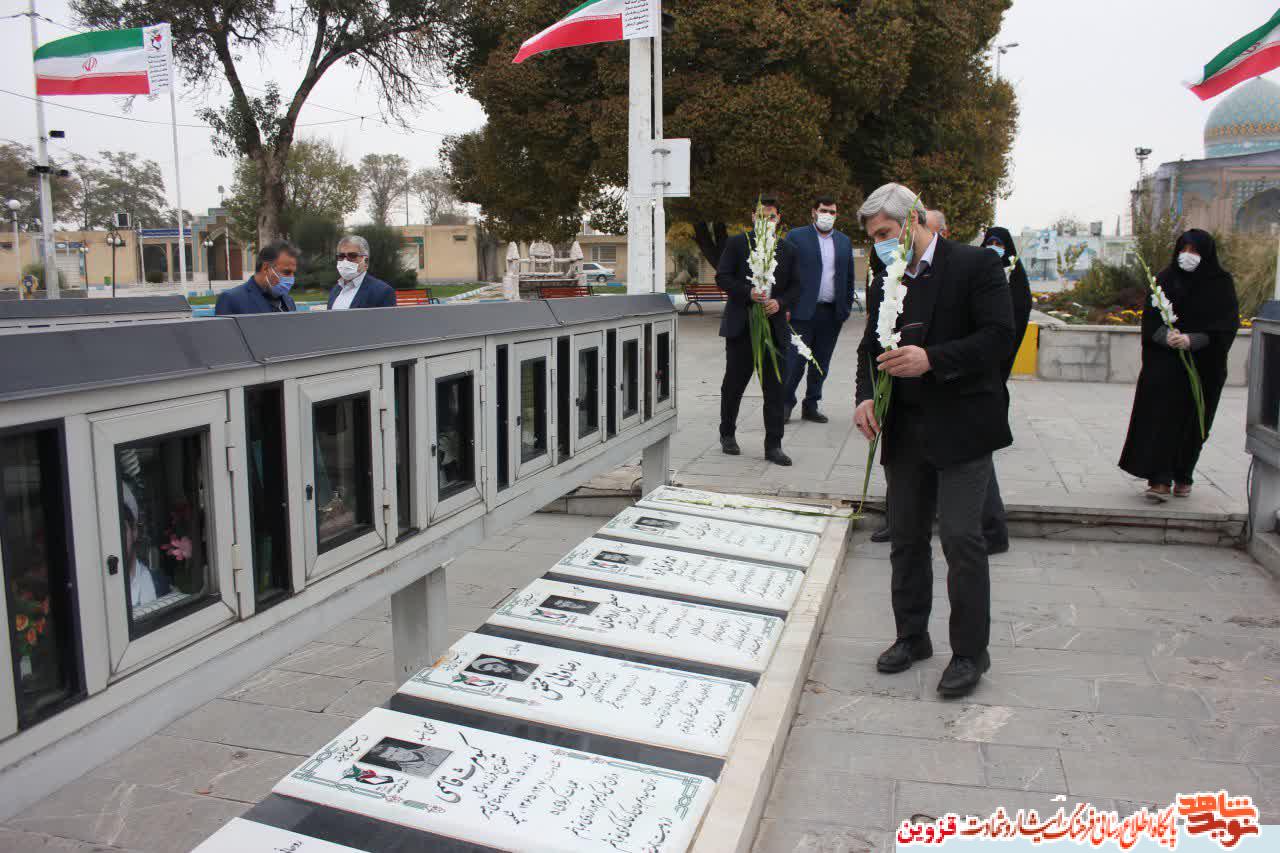 مدیرکل و کارکنان بسیجی بنیاد قزوین به مقام شهدا ادای احترام کردند مدیرکل و کارکنان بسیجی بنیاد قزوین به مقام شهدا ادای احترام کردند