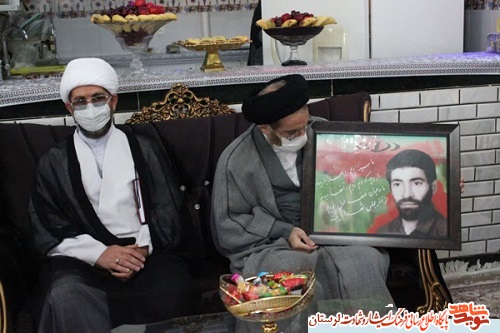گزارش تصویری/ دیدار نماینده ولی فقیه در لرستان با خانواده شهید «محمدرضا میرزایی»