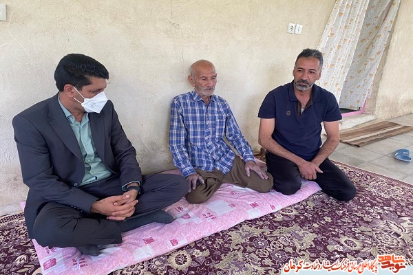 رئیس بنیاد شهید جیرفت با خانواده شهیدان 