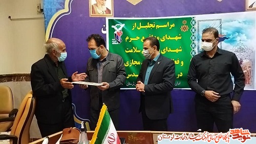 گزارش تصویری/ تجلیل از خانواده شهدای مدافع حرم، مدافع سلامت و فعالین فضای مجازی