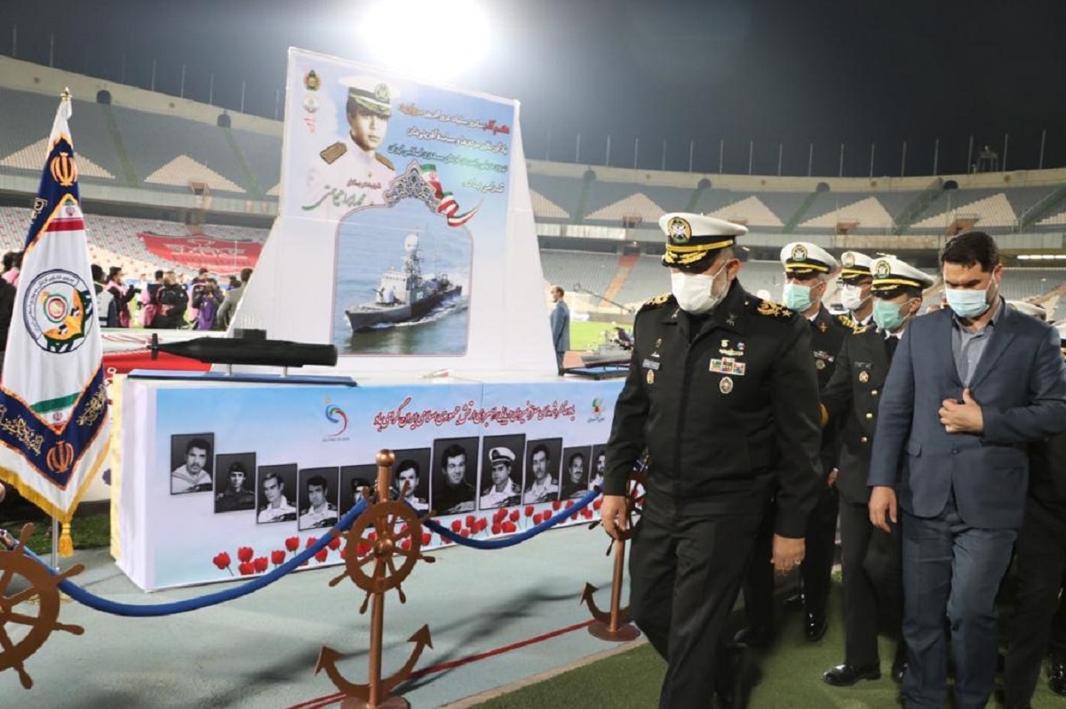 ادای احترام به شهدای نیروی دریایی ارتش  توسط بازیکنان تیم‌های پرسپولیس و نفت مسجد سلیمان