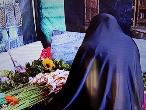 تصویر امام را در دست داشته که هدف گلوله قرار می‌گیرد