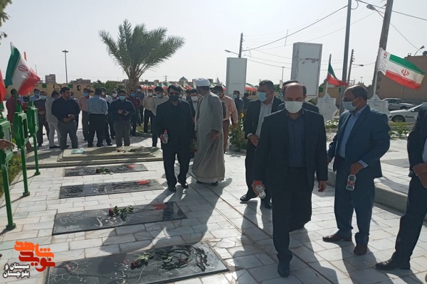 غبارروبی و عظرافشانی گلزار شهدای شهرستان زابل