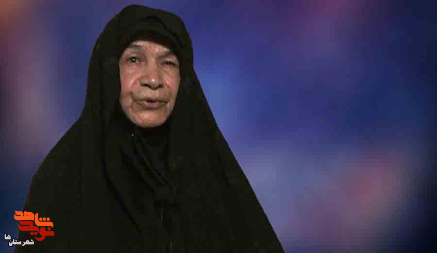 با لباس آراسته به نماز می‌ایستاد