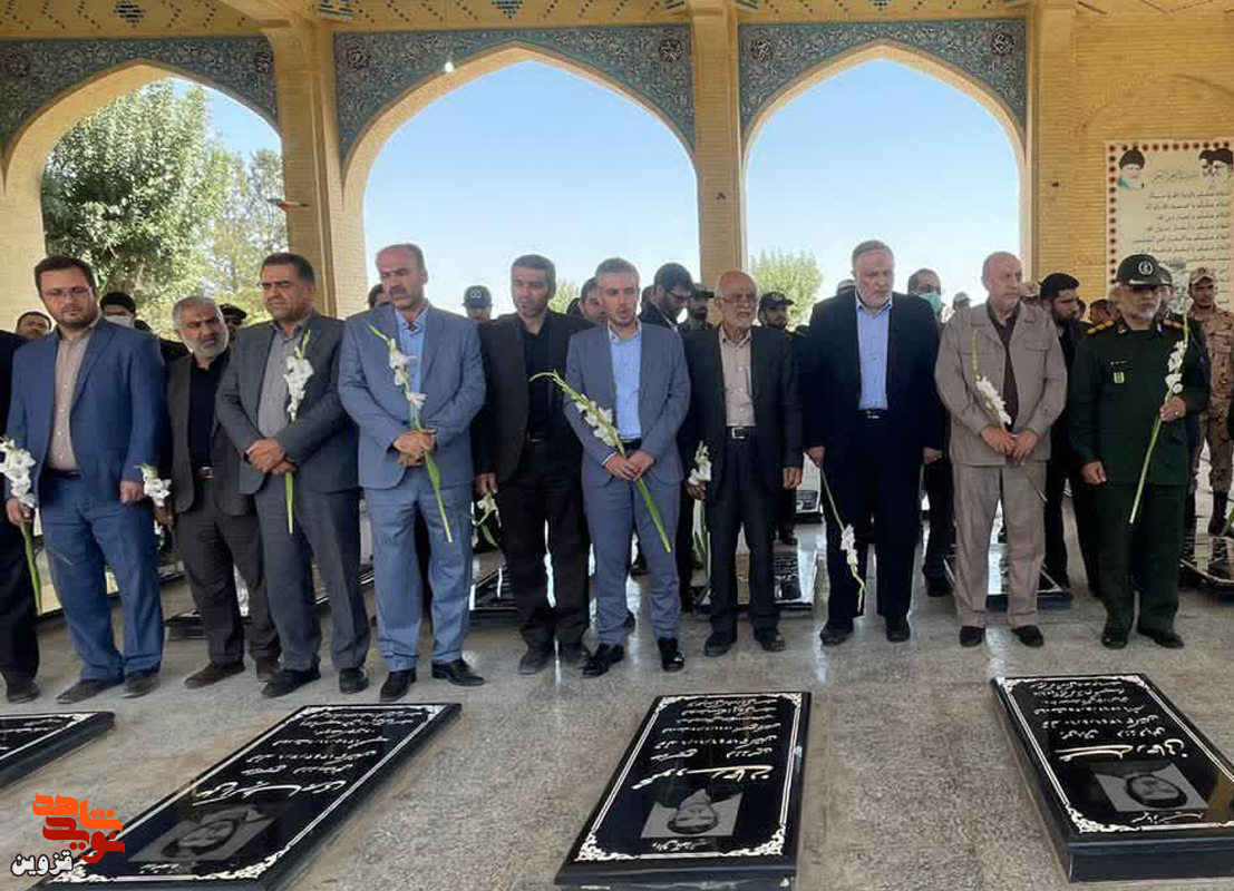 استاندار قزوین به مقام شهدای تاکستان ادای احترام کرد