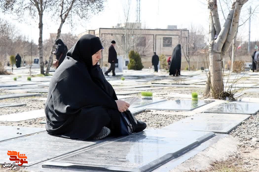 آئین غبارروبی و عطر افشانی مزار شهدا در آخرین پنجشنبه سال در اردبیل