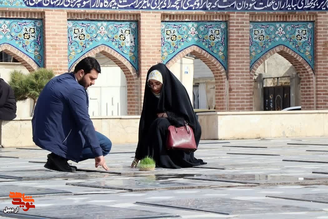 آئین غبارروبی و عطر افشانی مزار شهدا در آخرین پنجشنبه سال در اردبیل