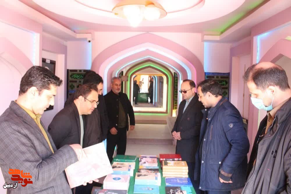 بازدید کارکنان حوزه هنری استان اردبیل از موزه شهدای اردبیل