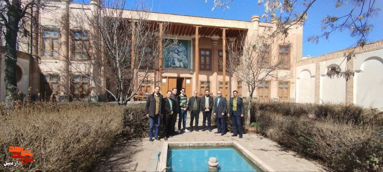 بازدید کارکنان حوزه هنری استان اردبیل از موزه شهدای اردبیل