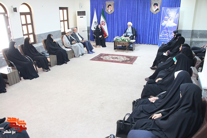 دیدار دختران نخبه شاهد و ایثارگر با نماینده ولی فقیه در استان بوشهر