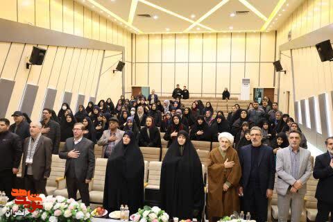تجلیل از خانواده های معزز شهدا و جانباران شاخص مدارس شاهد منطقه ۸