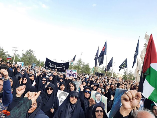سیل جمعیت در مراسم تشییع رئیس جمهور و همراهانش در بیرجند