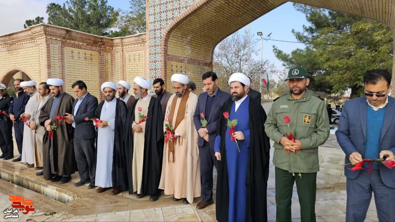 غبارروبی گلزار شهدا با حضور نماینده ولی فقیه در استان