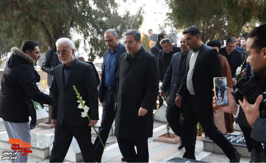 وزیر کشور به مقام شامخ شهدای ارومیه در گلزار شهیدان باغ رضوان ادای احترام کرد وزیر کشور به مقام شامخ شهدای ارومیه در گلزار شهیدان باغ رضوان ادای احترام کرد
