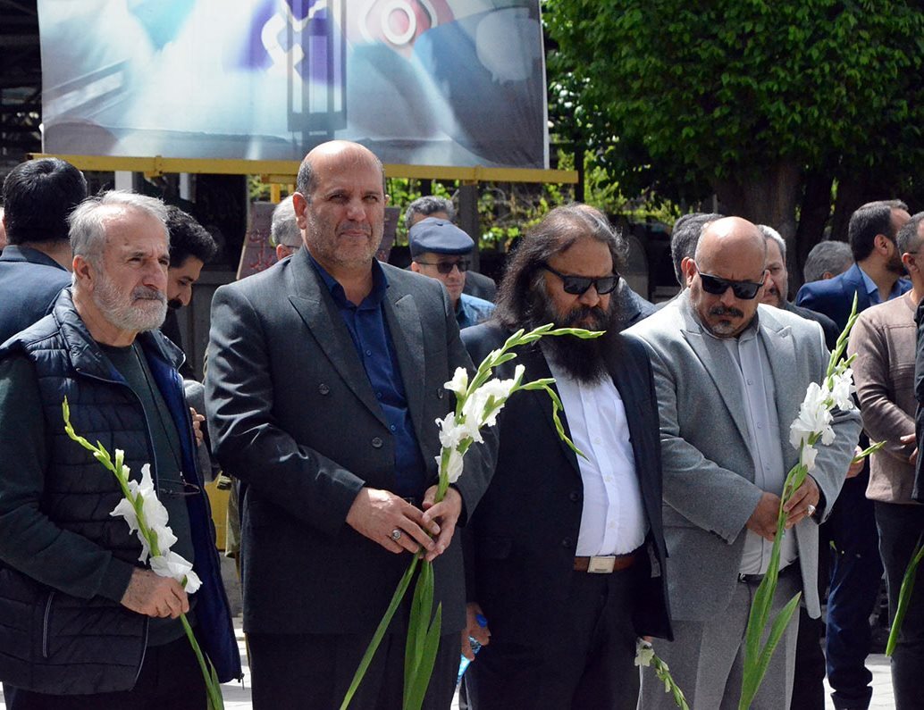 گلباران مزار شهید« سید مرتضی آوینی» در گلزار شهدای بهشت زهرای تهران