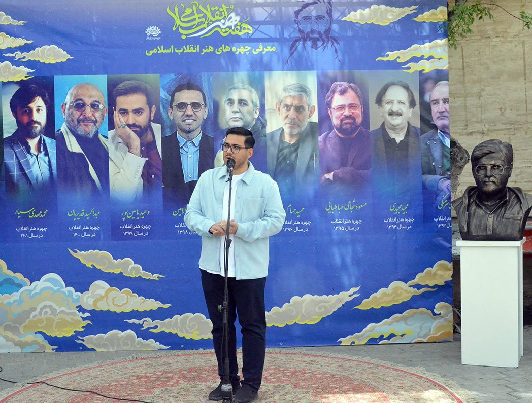 گلباران مزار شهید« سید مرتضی آوینی» در گلزار شهدای بهشت زهرای تهران