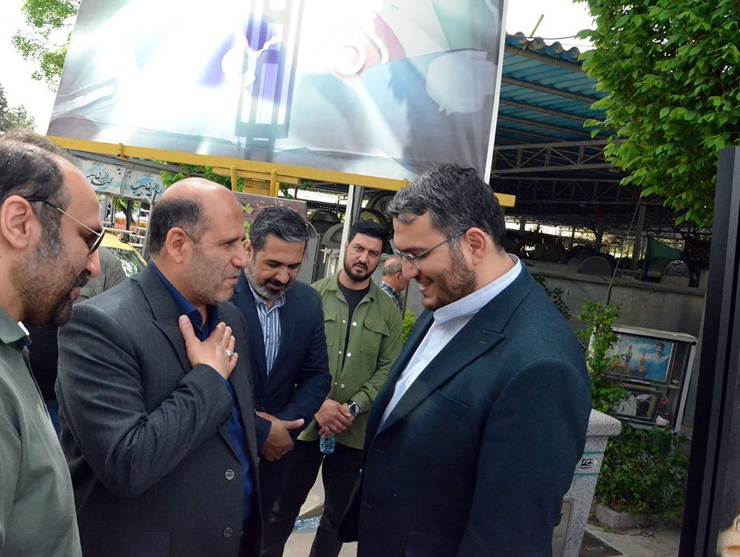 گلباران مزار شهید« سید مرتضی آوینی» در گلزار شهدای بهشت زهرای تهران
