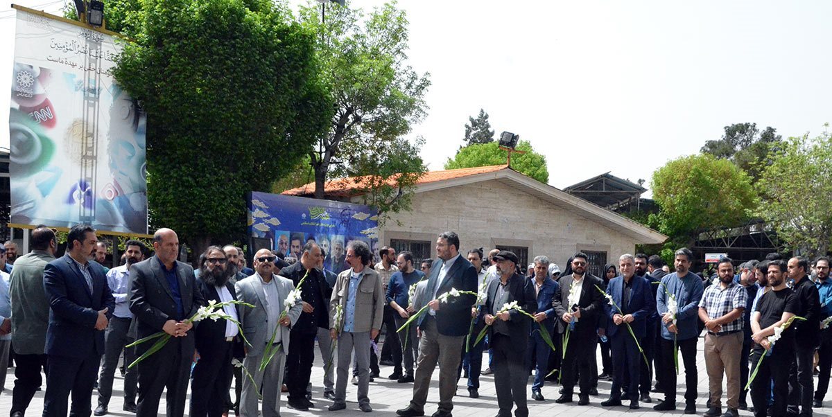 گلباران مزار شهید« سید مرتضی آوینی» در گلزار شهدای بهشت زهرای تهران