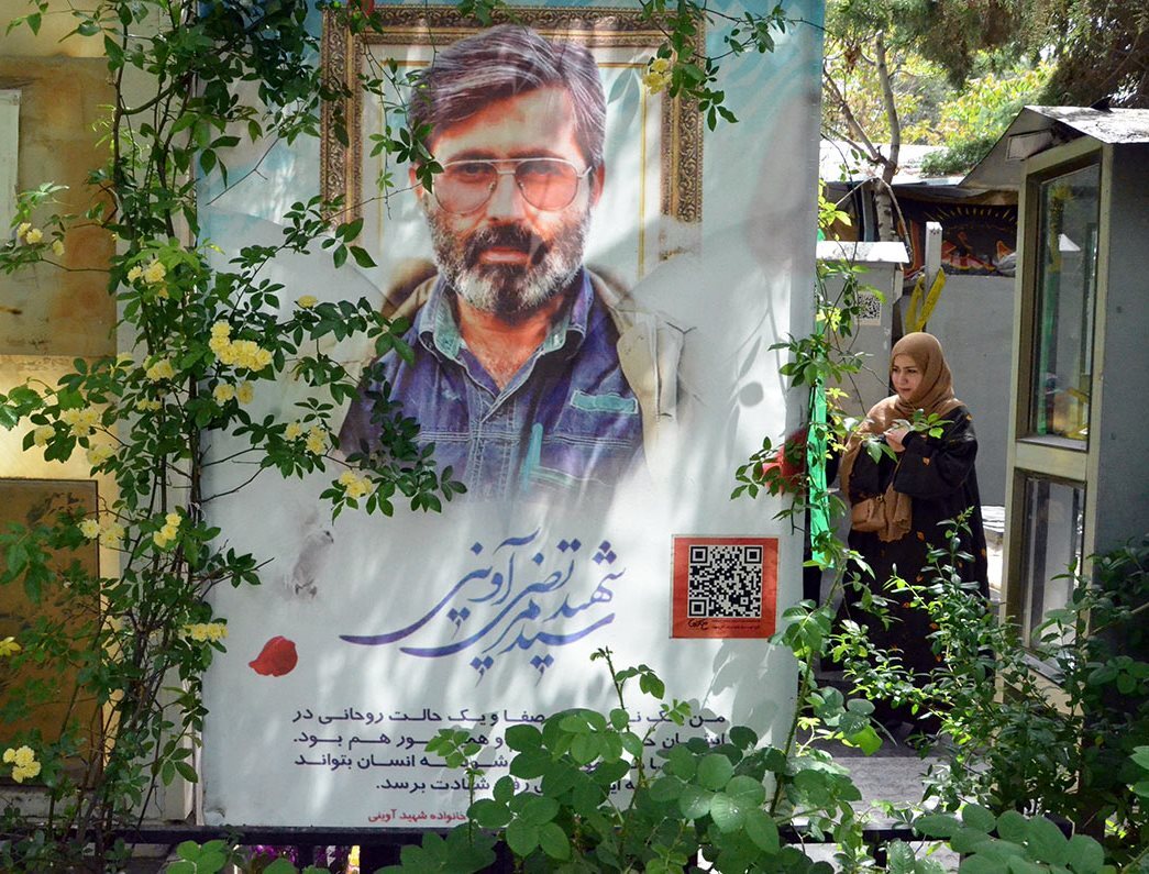 گلباران مزار شهید« سید مرتضی آوینی» در گلزار شهدای بهشت زهرای تهران