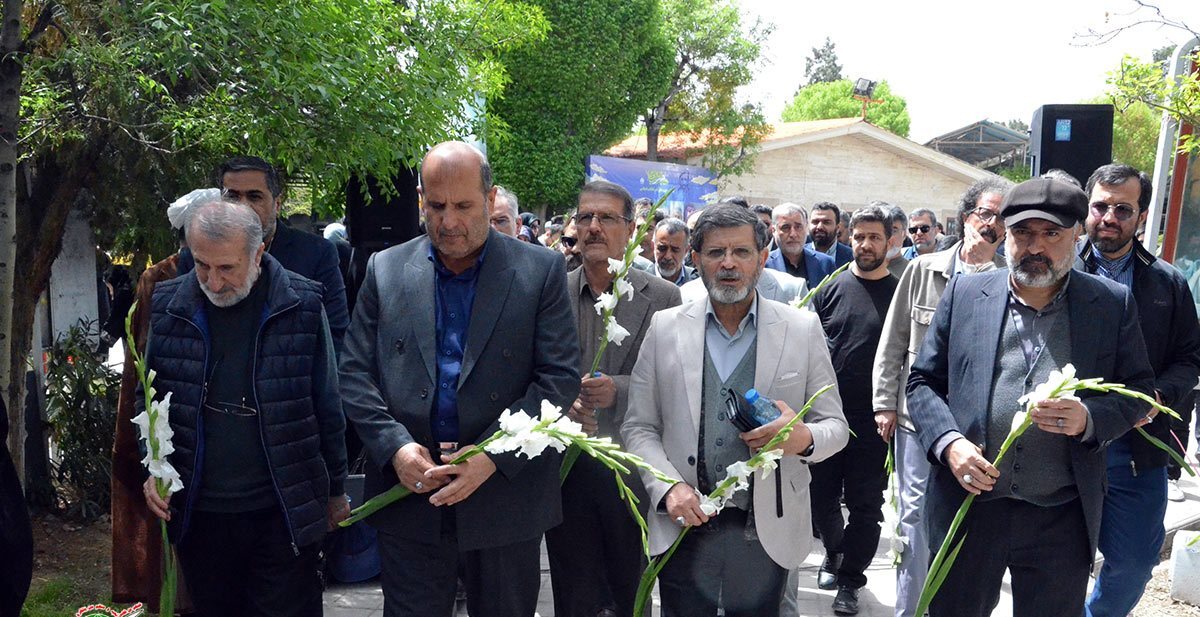 گلباران مزار شهید« سید مرتضی آوینی» در گلزار شهدای بهشت زهرای تهران