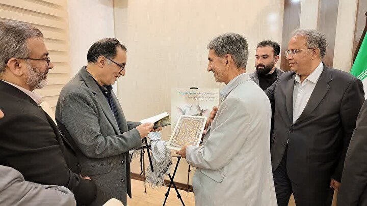 رونمایی از کتاب نیستان غریبانه در جلسه شورای اداری استان سیستان و بلوچستان