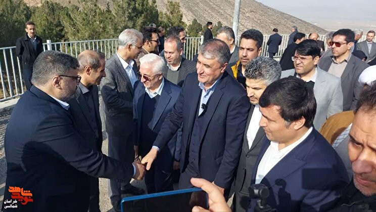 معاون رئیس جمهور و رئیس سازمان انرژی اتمی ایران به مقام شهدای گمنام شهرستان شیروان ادای احترام کردند