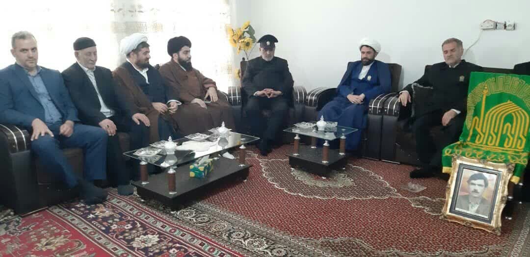 حضور پرچم مقدس آستان قدس رضوی در منزل پدر گرامی شهید والامقام حجت مراد علی کوسه لو