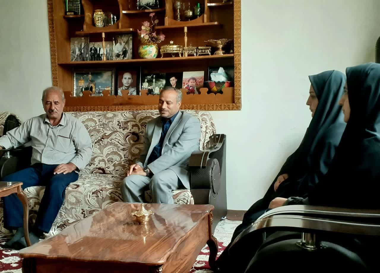 دیدار مسئولین بنیاد شهید سلماس با خانواده معظم شهید مهدی خلیلی + تصاویر
