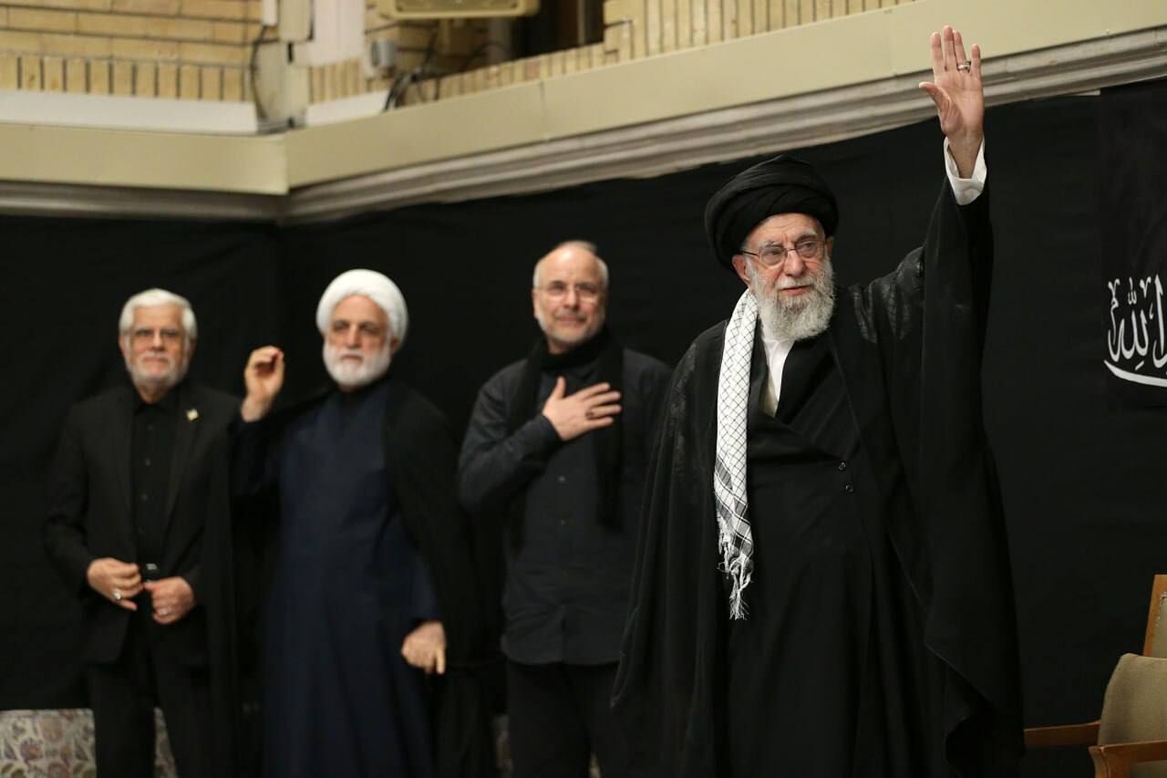 عزاداری شب عاشورا با حضور رهبر معظم برگزار شد/ «ای ایران» بخوان...