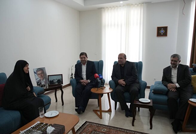 دکتر مخبر به نمایندگی از رهبر معظم انقلاب با خانواده دانشمندان شهید فریدون عباسی و احمدرضا ذوالفقاری دیدار کرد