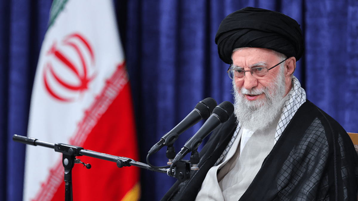 رهبر انقلاب: باید از ابزارهای نوین برای آموزش و ترویج نماز بهره گرفت