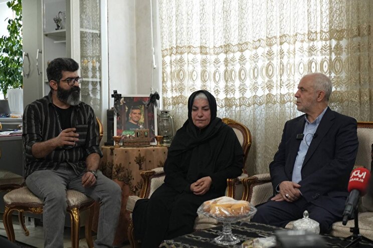 دیدار مهندس سعید اوحدی، معاون رئیس جمهور و رئیس بنیاد شهید و امور ایثارگران با خانواده شهید «آروین محمدی»/ تصاویر