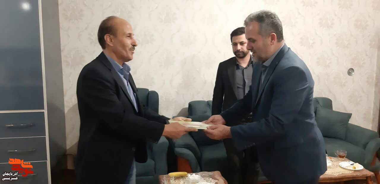 دیدار مسئولین شهرستان خوی با آزاده و جانباز معزز رمضان قمرلو دیدار مسئولین شهرستان خوی با آزاده و جانباز معزز رمضان قمرلو