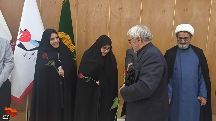 گزارش تصویری/ تجلیل از خانواده‌های شهدای جنگ رمضان در جوار بارگاه منور...