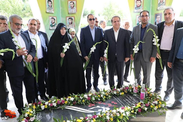 ادای احترام معاون رئیس‌جمهور و رئیس بنیاد شهید و امور ایثارگران به مقام شامخ شهدا در بدو ورود به استان ایلام